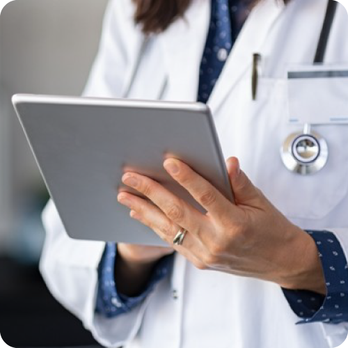 Une médecin consultant une application sur tablette