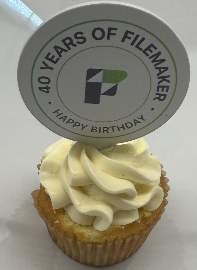 Cupcake à la crème surmonté d'un badge « 40 years of FileMaker - Happy birthday »
